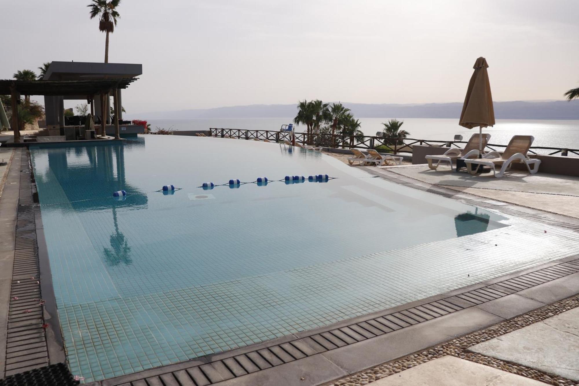 O Beach Hotel & Resort Sweimeh エクステリア 写真