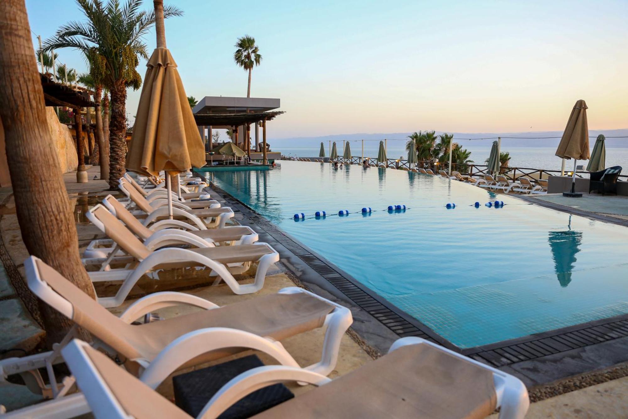 O Beach Hotel & Resort Sweimeh エクステリア 写真