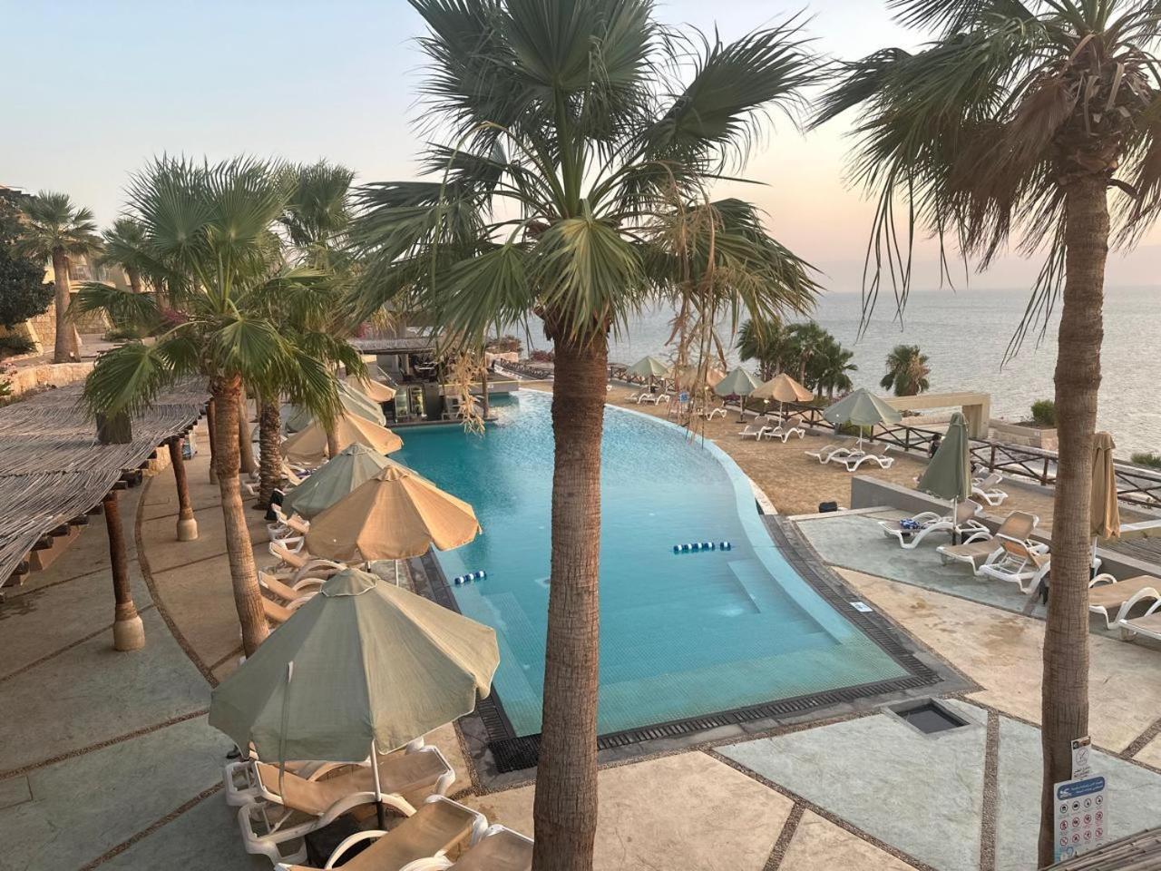 O Beach Hotel & Resort Sweimeh エクステリア 写真